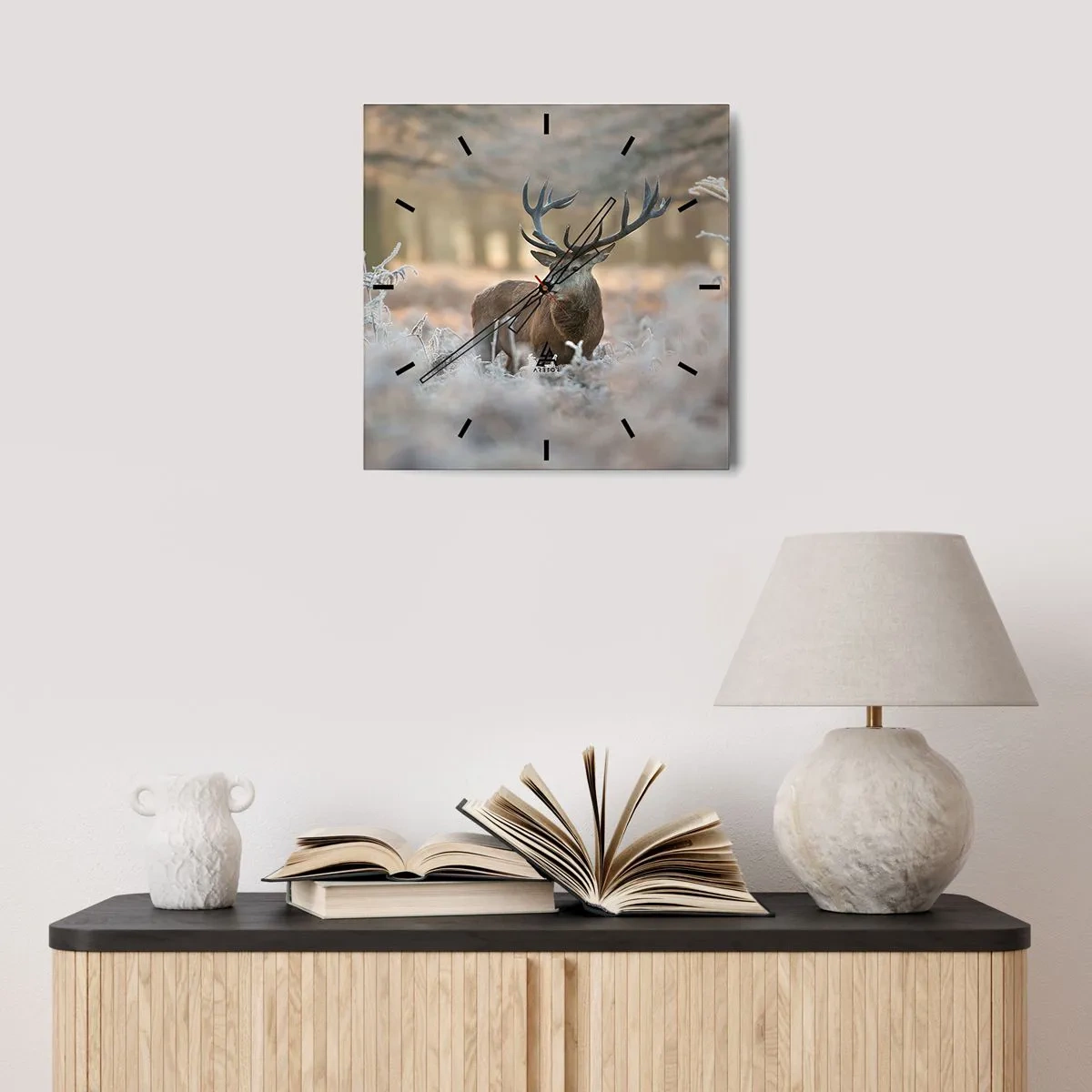 Wanduhr - Glasuhr - Ein Reh auf einer frostigen Lichtung in einem Winterwald mit dezenten Farben - 30x30cm - Ein flotter Morgen - Moderne Wanddekoration für Wohnzimmer und Schlafzimmer ARTTOR