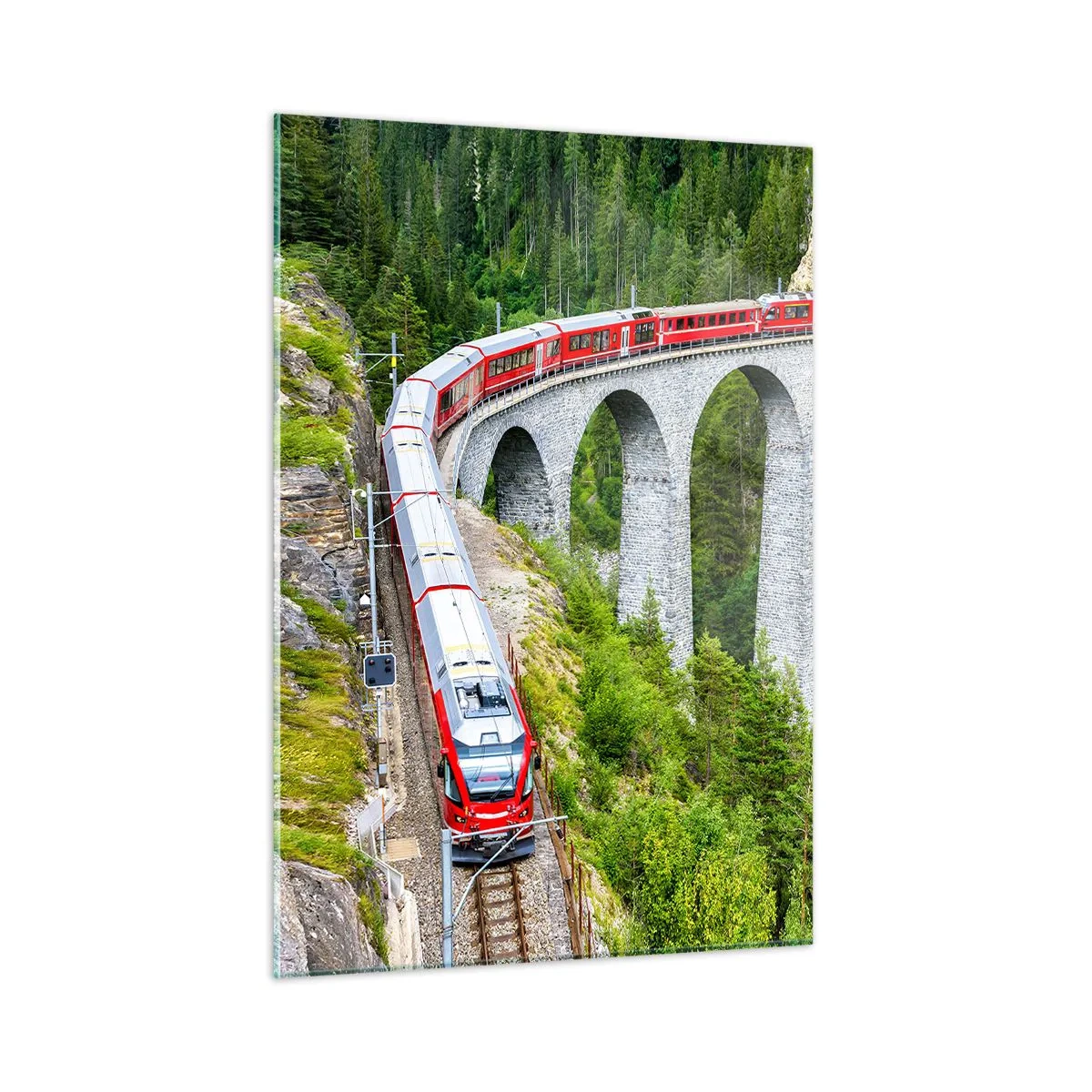Glasbild - Bild auf glas - Ein Zug mit einer Bergbrücke im Hintergrund inmitten grüner Landschaften - 50x70cm - Eisenbahn für Bergblick - Moderne Wanddekoration für Wohnzimmer und Schlafzimmer ARTTOR