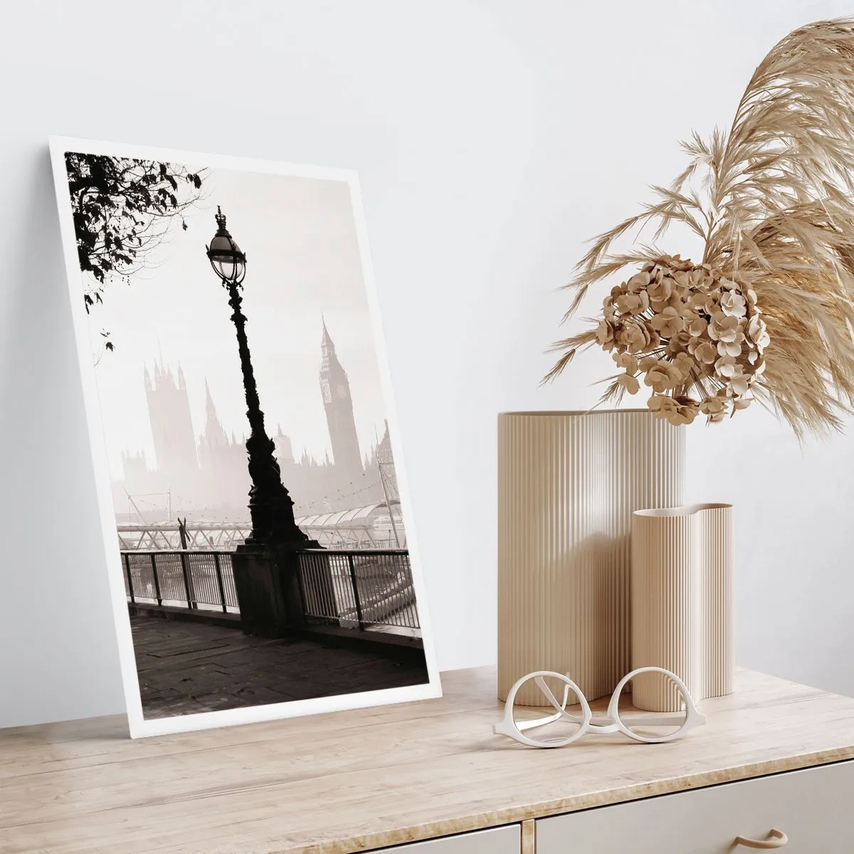 Poster - Ein Schwarzweißfoto eines Leuchtturms vor dem Hintergrund nebliger Wahrzeichen der Stadt. - 50x70cm - Londoner Morgen - Moderne Wanddekoration für Wohnzimmer und Schlafzimmer ARTTOR