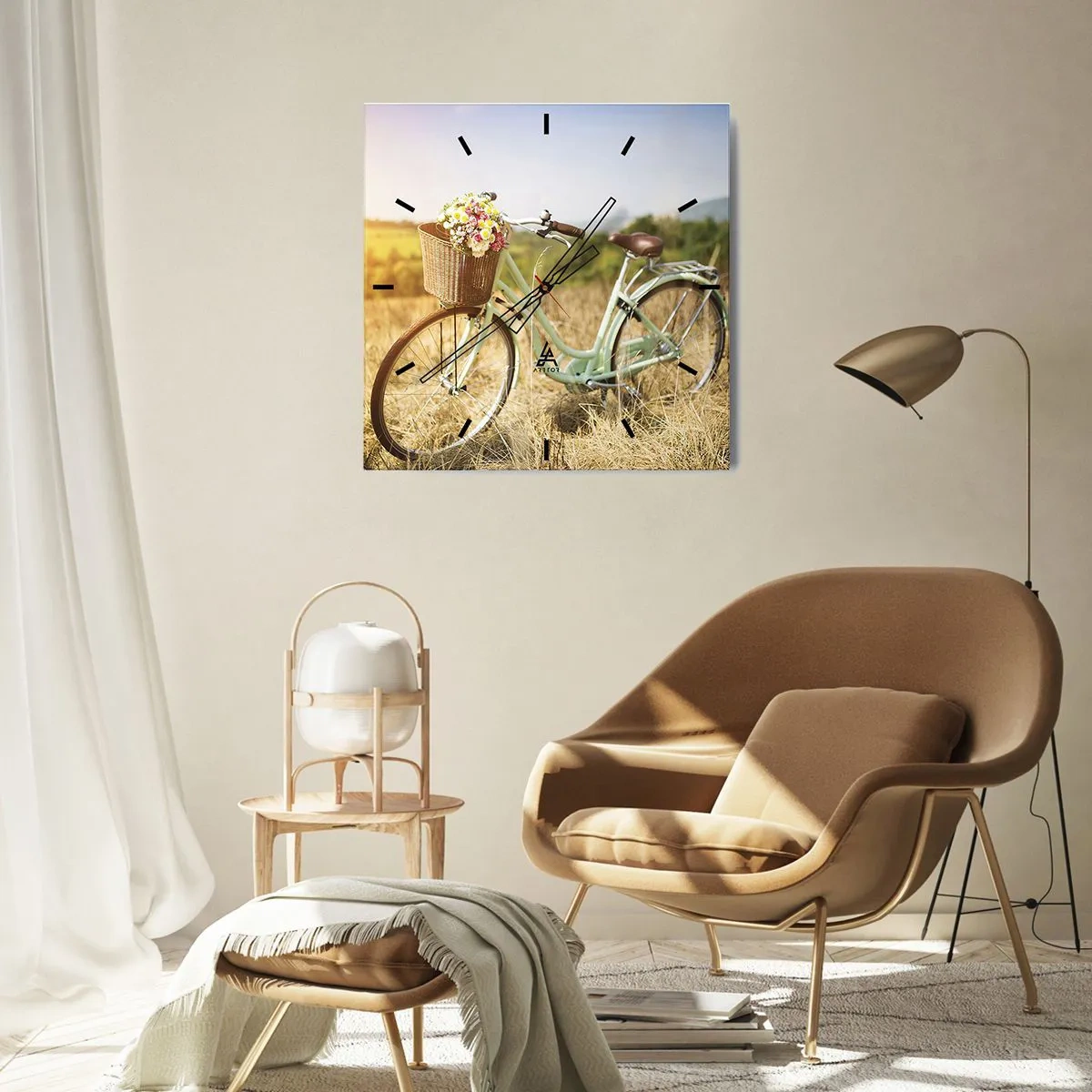 Wanduhr - Glasuhr - Ein Retro-Fahrrad mit einem Korb voller Blumen vor einem Wiesenhintergrund. - 30x30cm - Ich bleibe eine Weile hier - Moderne Wanddekoration für Wohnzimmer und Schlafzimmer ARTTOR