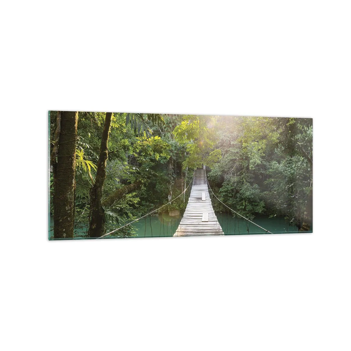 Glasbild - Bild auf glas - Eine Hängebrücke in einem tropischen Wald, beleuchtet vom Sonnenlicht. - 120x50cm - Über das azurblaue Wasser zum azurblauen Wald - Moderne Wanddekoration für Wohnzimmer und Schlafzimmer ARTTOR