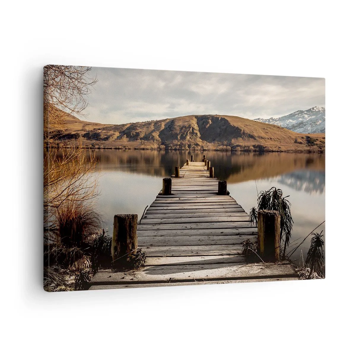 Bild auf Leinwand - Leinwandbild - Ein Holzsteg über einem See, umgeben von malerischen Hügeln - 70x50cm - Landschaft in Stille - Moderne Wanddekoration für Wohnzimmer und Schlafzimmer ARTTOR