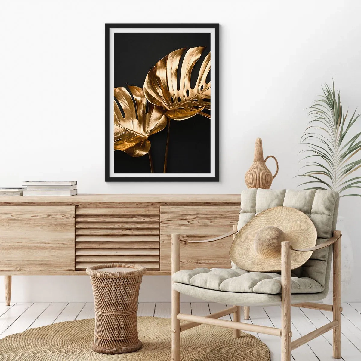 Poster in einem schwarzem Rahmen - Goldene Monstera-Blätter auf schwarzem Hintergrund, ein eleganter Farbkontrast - 50x70cm - Die Schätze der Natur - Moderne Wanddekoration für Wohnzimmer und Schlafzimmer ARTTOR