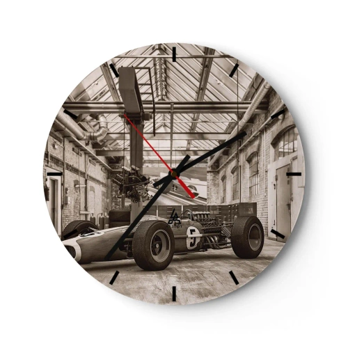 Wanduhr - Glasuhr - Ein klassischer Rennwagen in einer alten Industriehalle - 30x30cm - Die Siegerruhe - Moderne Wanddekoration für Wohnzimmer, Küche und Schlafzimmer ARTTOR