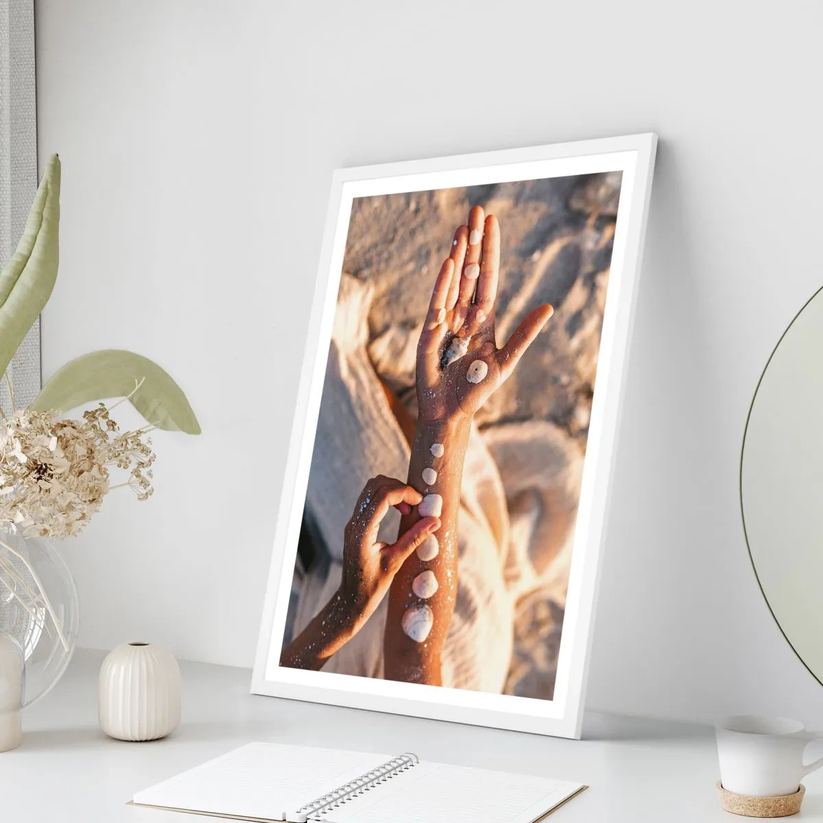 Poster in einem weißen Rahmen - Schönheit an Ihren Fingerspitzen - 70x100 cm