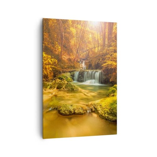 Bild auf Leinwand - Leinwandbild - Ein goldener Wasserfall in einem herbstlichen Wald, umgeben von Grün - 70x100cm - Waldkaskade in Gold - Moderne Wanddekoration für Wohnzimmer und Schlafzimmer ARTTOR