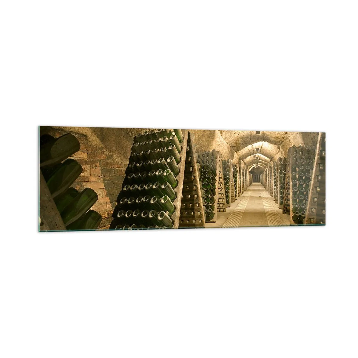 Glasbild - Bild auf glas - Ein Weinberg mit einem Keller voller Weinflaschen, die auf Holzregalen ausgestellt sind. - 160x50cm - Die Geburt des Geschmacks - Moderne Wanddekoration für Wohnzimmer und Schlafzimmer ARTTOR