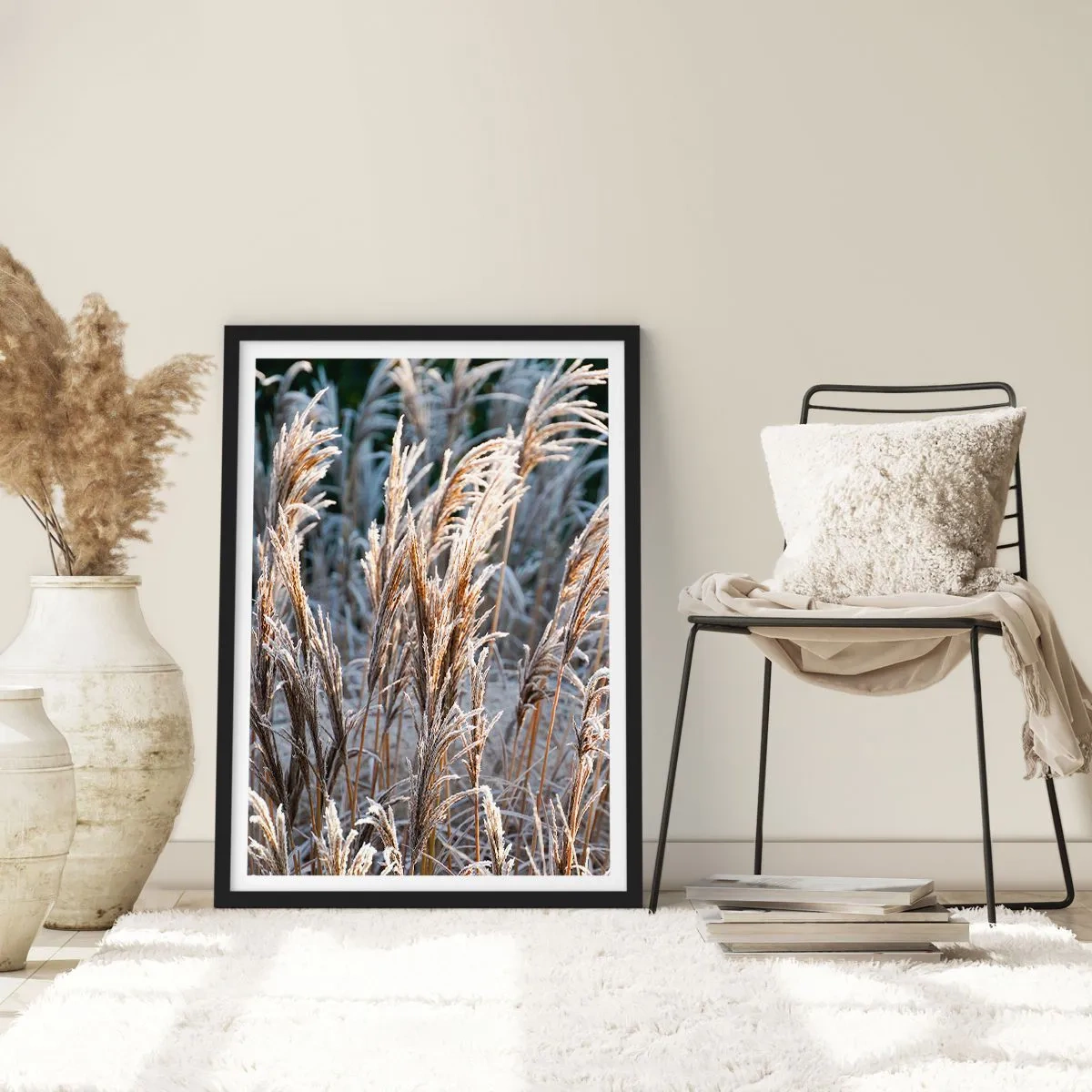 Poster in einem schwarzem Rahmen - Getrocknete Gräser mit Frost bedeckt in einer Winterlandschaft - 50x70cm - Gekleidet mit Frost - Moderne Wanddekoration für Wohnzimmer und Schlafzimmer ARTTOR