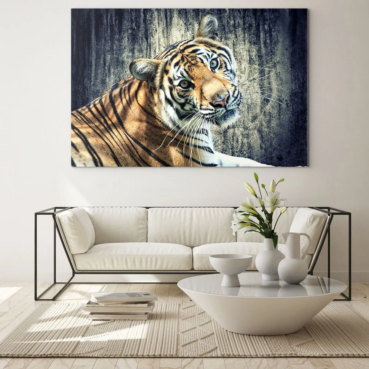 Glasbild - Bild auf glas - Ein Tiger in natürlicher Pose vor einer rohen Wand - 100x70cm - Portrait in Lichtstrahlen - Moderne Wanddekoration für Wohnzimmer und Schlafzimmer ARTTOR