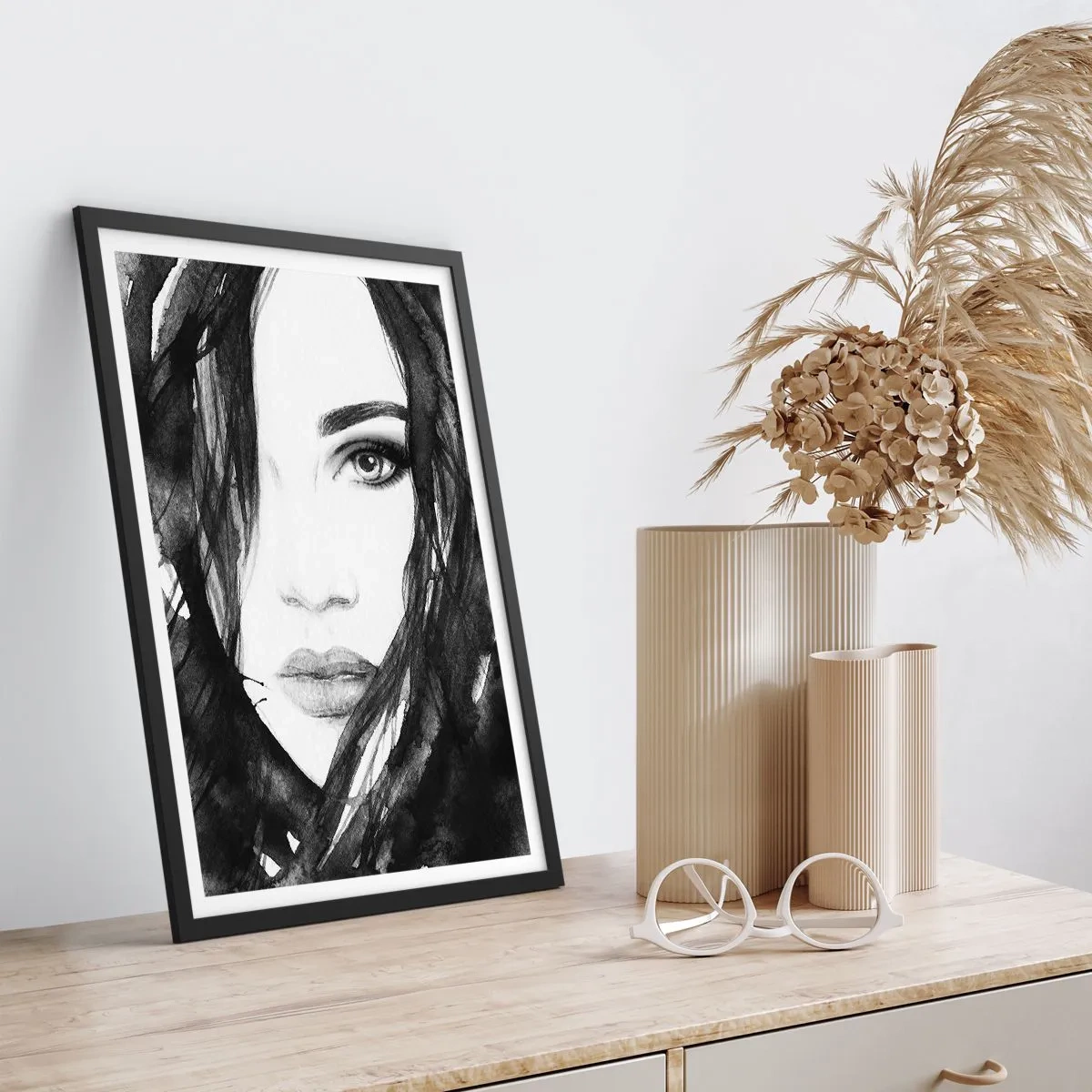 Poster in einem schwarzem Rahmen - Schwarz-weißes Aquarell eines Frauengesichts - 50x70cm - Porträt einer Dame in Schwarzweiß - Moderne Wanddekoration für Wohnzimmer und Schlafzimmer ARTTOR