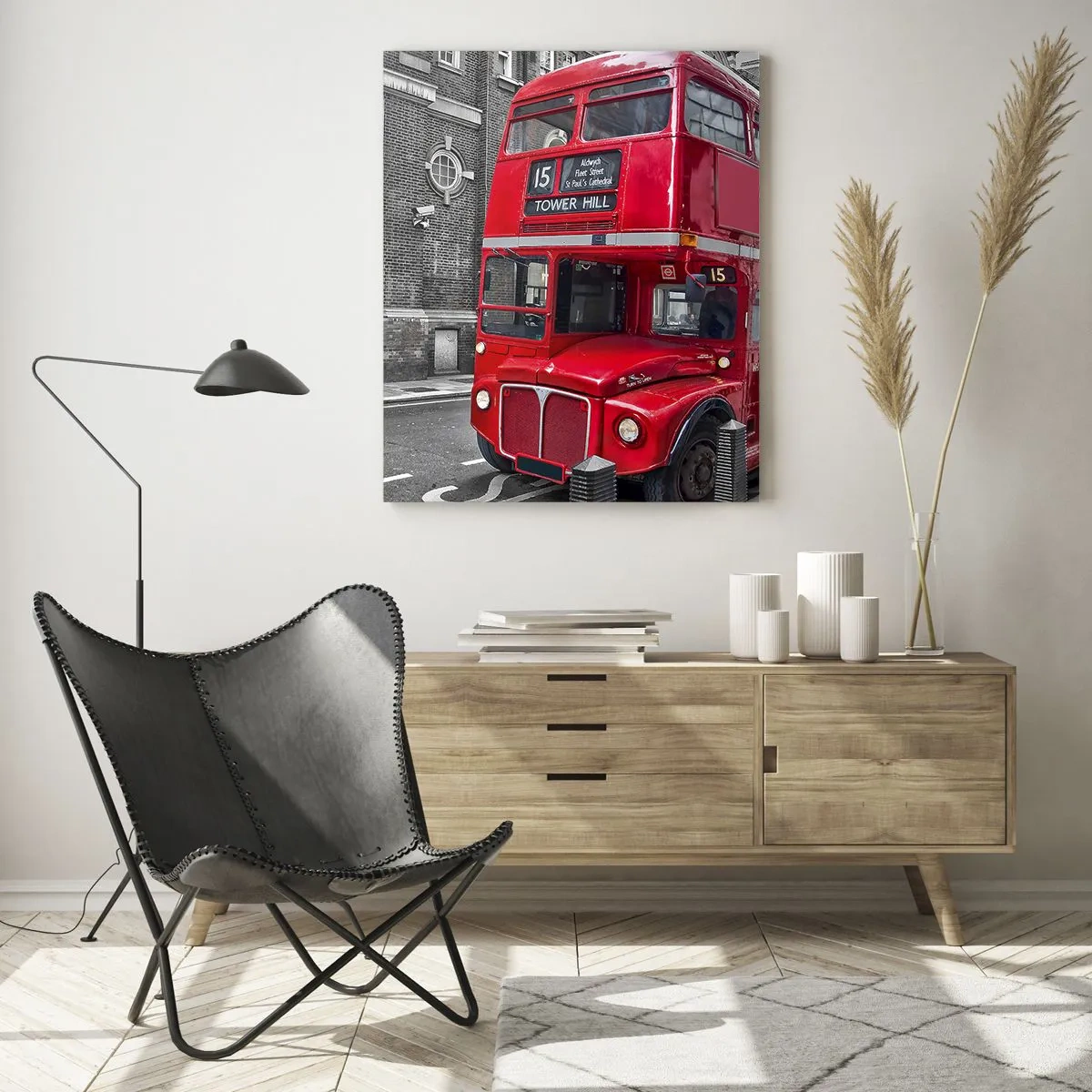 Glasbild - Bild auf glas - Ein roter Londoner Bus vor einem schwarz-weißen Straßenhintergrund - 50x70cm - Immer gleich - Moderne Wanddekoration für Wohnzimmer und Schlafzimmer ARTTOR