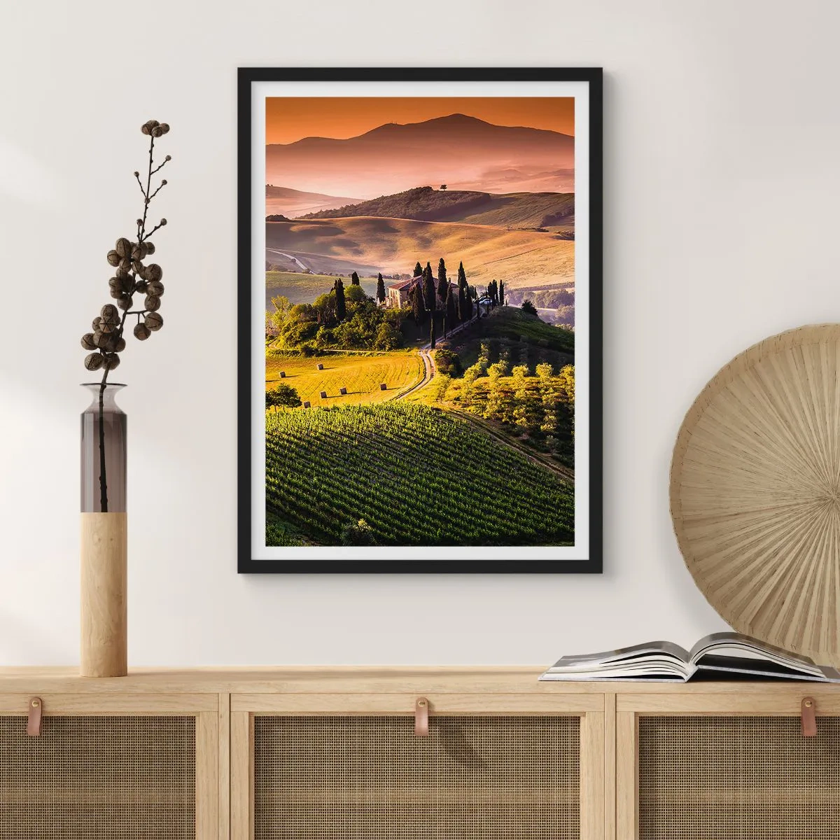 Poster in einem schwarzem Rahmen - Toskanische Landschaft mit Weinbergen bei Sonnenuntergang - 50x70cm - Arkadien - die toskanische Landschaft - Moderne Wanddekoration für Wohnzimmer und Schlafzimmer ARTTOR