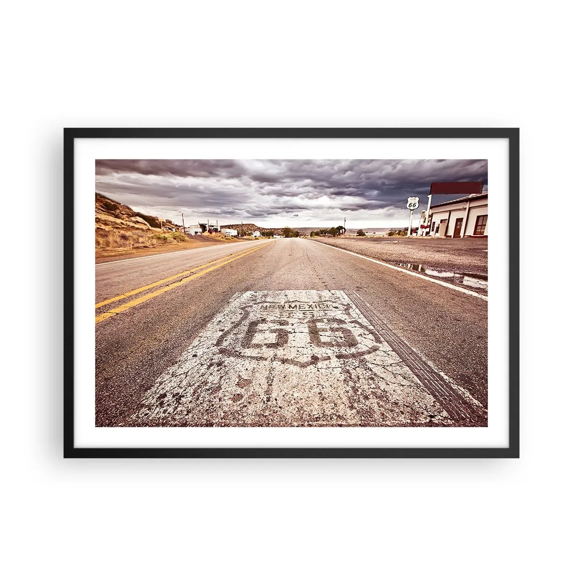 Poster in einem schwarzem Rahmen - Route 66 in einem Wüstenklima mit malerischem Himmel - 70x50cm - Mother Road - eine amerikanische Legende - Moderne Wanddekoration für Wohnzimmer und Schlafzimmer ARTTOR