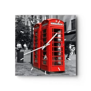 Wanduhr - Glasuhr - Rote Telefonzellen vor einer schwarz-weißen Stadtkulisse. - 30x30cm - Rote Telefonzellen - Moderne Wanddekoration für Wohnzimmer und Schlafzimmer ARTTOR