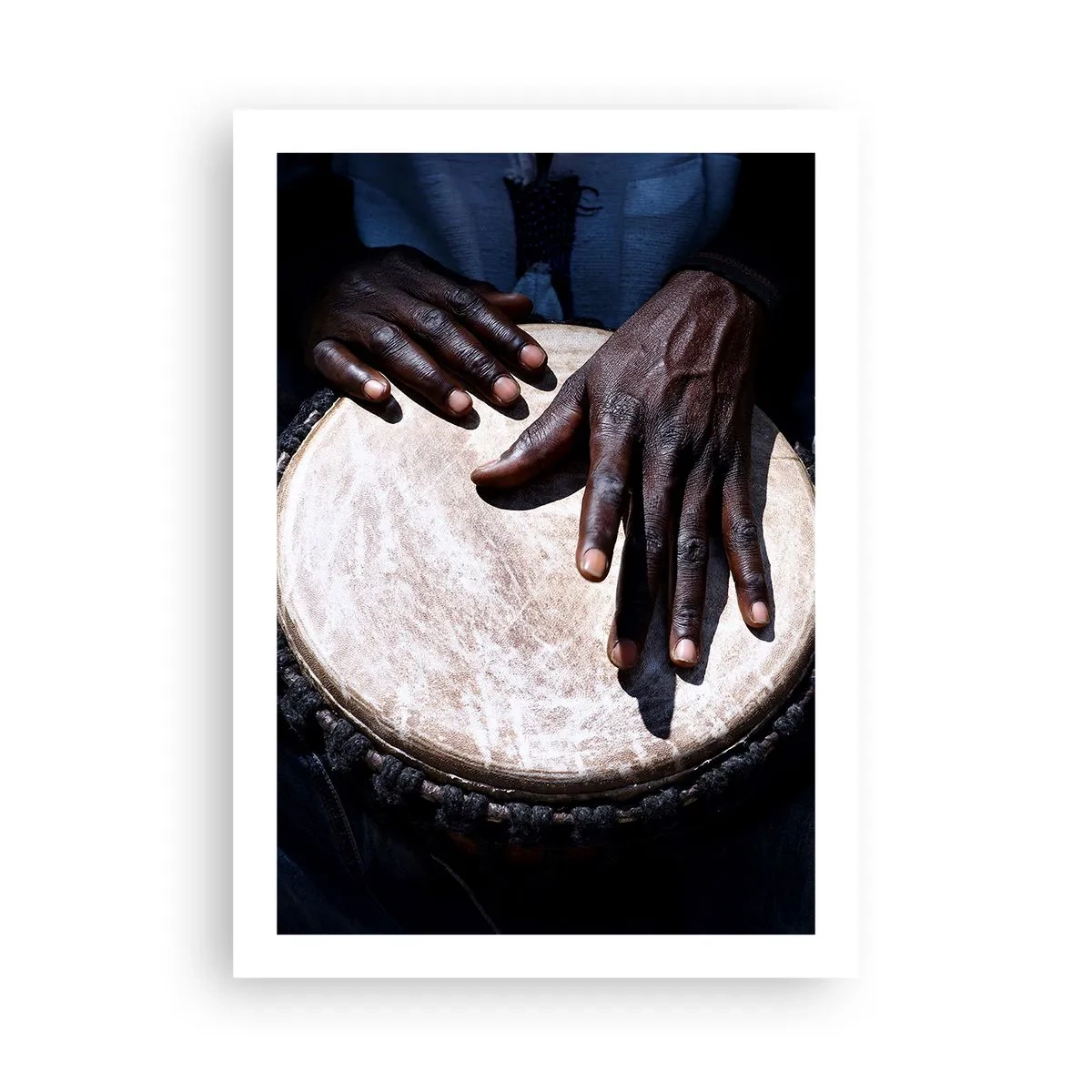 Poster - Hände spielen eine Djembe-Trommel in einem Rhythmusspiel - 50x70cm - Lebe in deinem eigenen Rhythmus - Moderne Wanddekoration für Wohnzimmer und Schlafzimmer ARTTOR