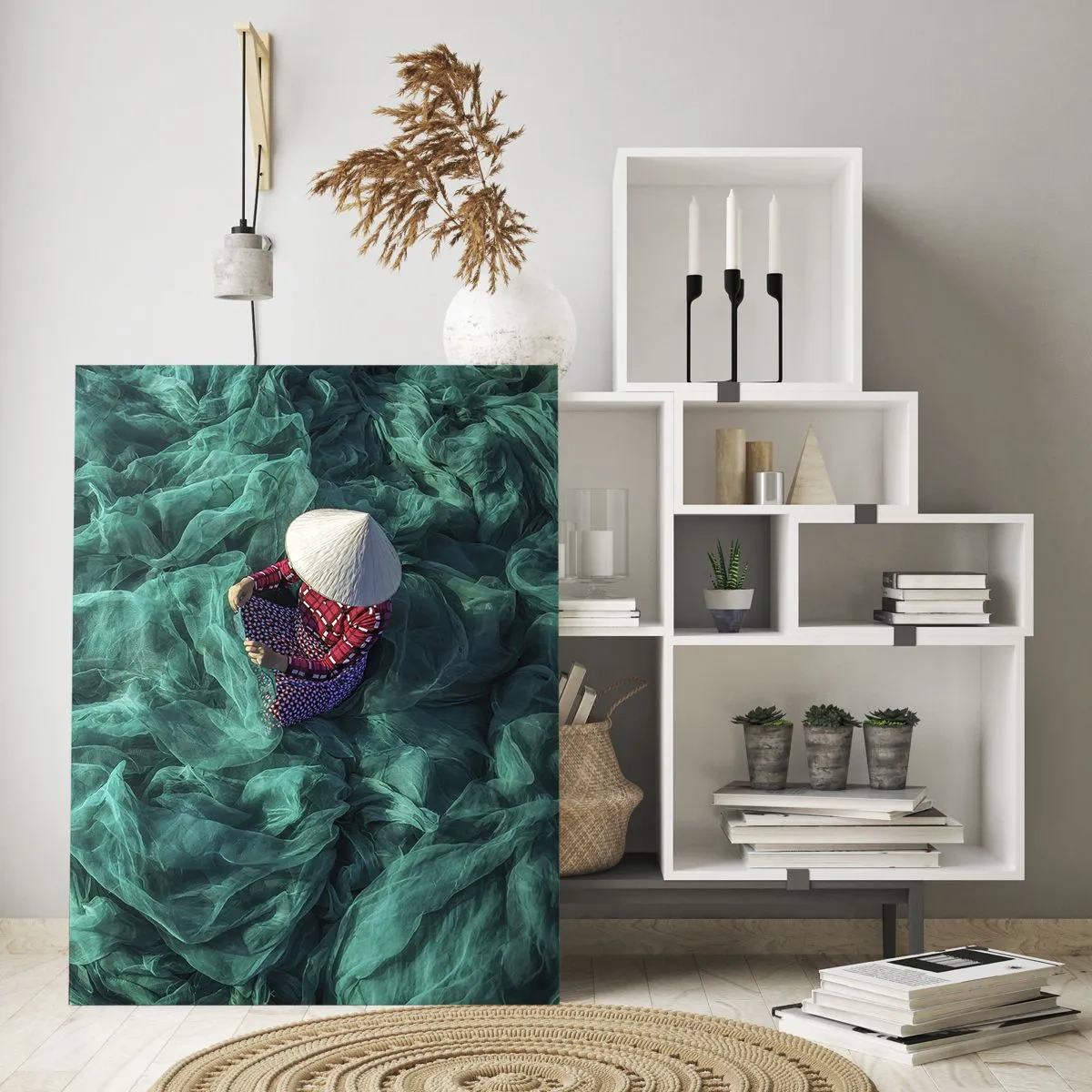 Glasbild - Bild auf glas - Eine Frau mit traditionellem Hut flickt Netze - 50x70cm - In einem Meer aus Netzen - Moderne Wanddekoration für Wohnzimmer und Schlafzimmer ARTTOR