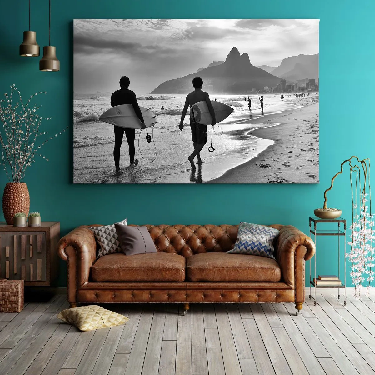 Bild auf Leinwand - Leinwandbild - Zwei Surfer laufen mit ihren schwarz-weißen Brettern am Strand entlang. - 70x50cm - Single-Wave-Samba - Moderne Wanddekoration für Wohnzimmer und Schlafzimmer ARTTOR