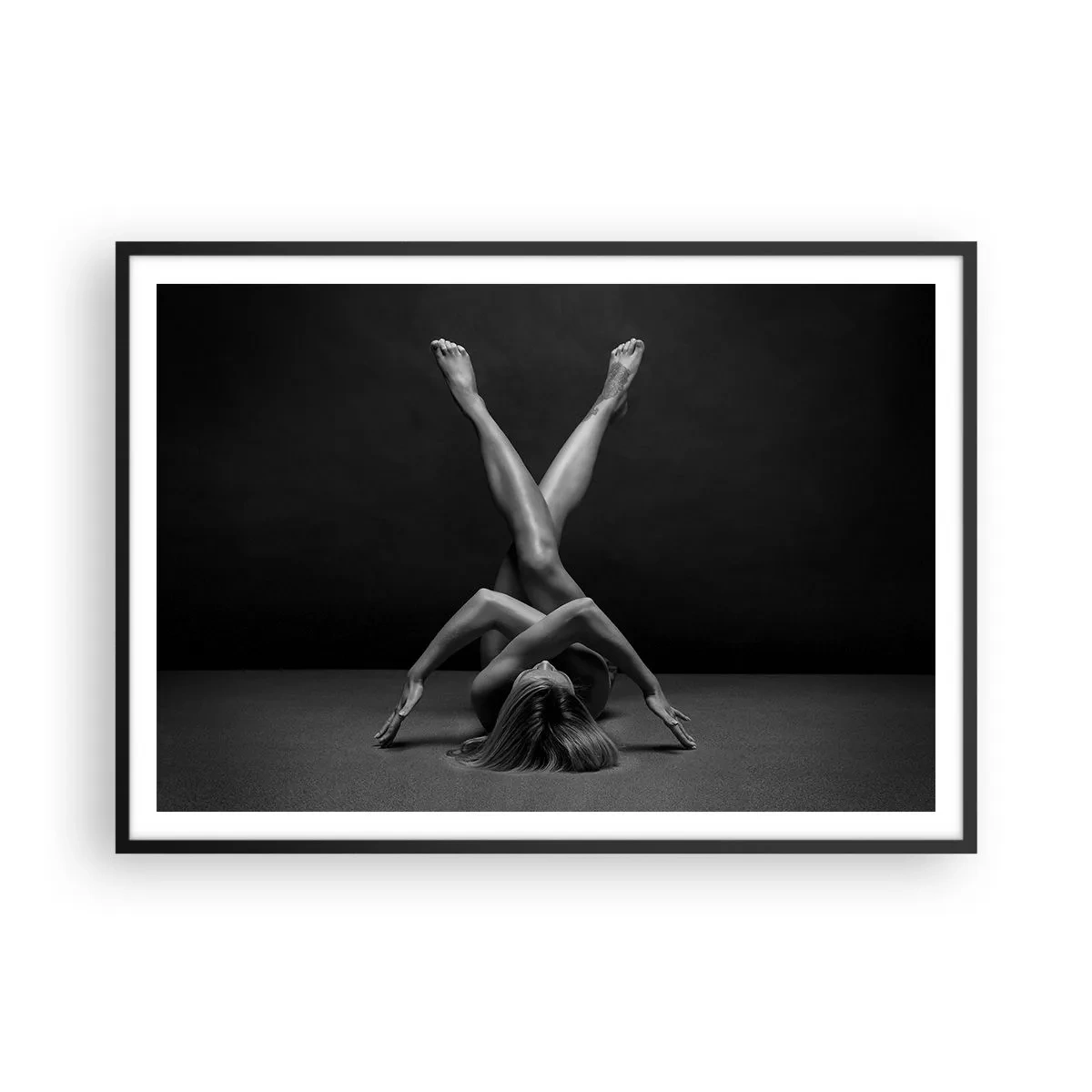 Poster in einem schwarzem Rahmen - Eine künstlerische Interpretation einer Frau in Schwarzweiß - 100x70cm - Die Geometrie der Nacktheit - Moderne Wanddekoration für Wohnzimmer und Schlafzimmer ARTTOR