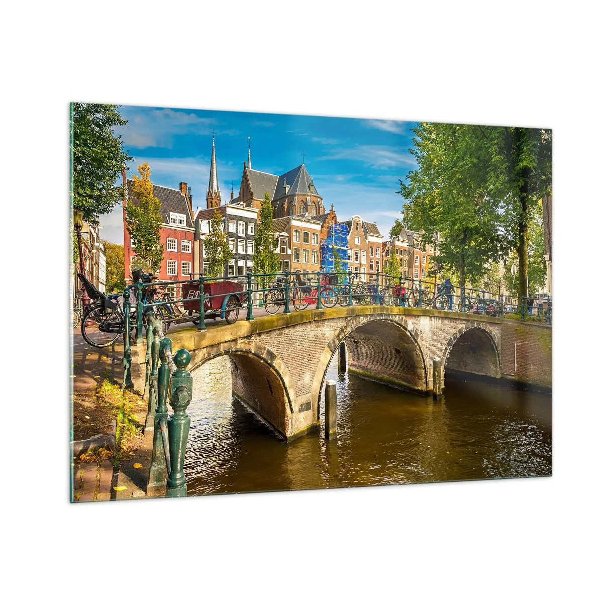 Glasbild - Bild auf glas - Eine Brücke über einen Kanal, umgeben von historischer Architektur und Grün - 100x70cm - Frühling am Kanal - Moderne Wanddekoration für Wohnzimmer und Schlafzimmer ARTTOR
