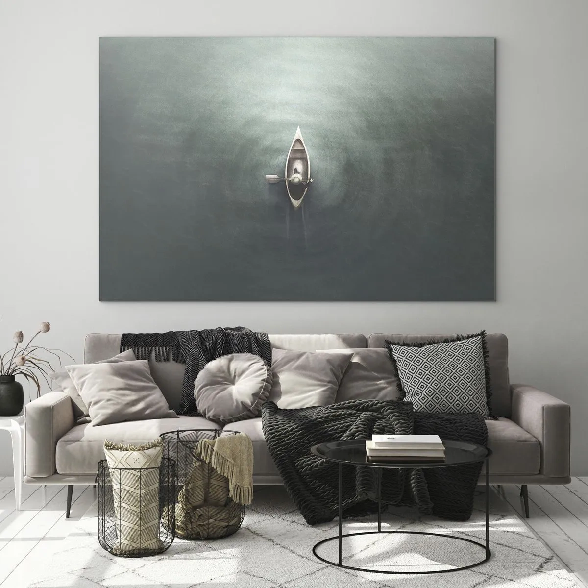 Glasbild - Bild auf glas - Ein einsames Boot treibt auf einem ruhigen, grünlichen See - 70x50cm - Durch den Mondsee - Moderne Wanddekoration für Wohnzimmer und Schlafzimmer ARTTOR