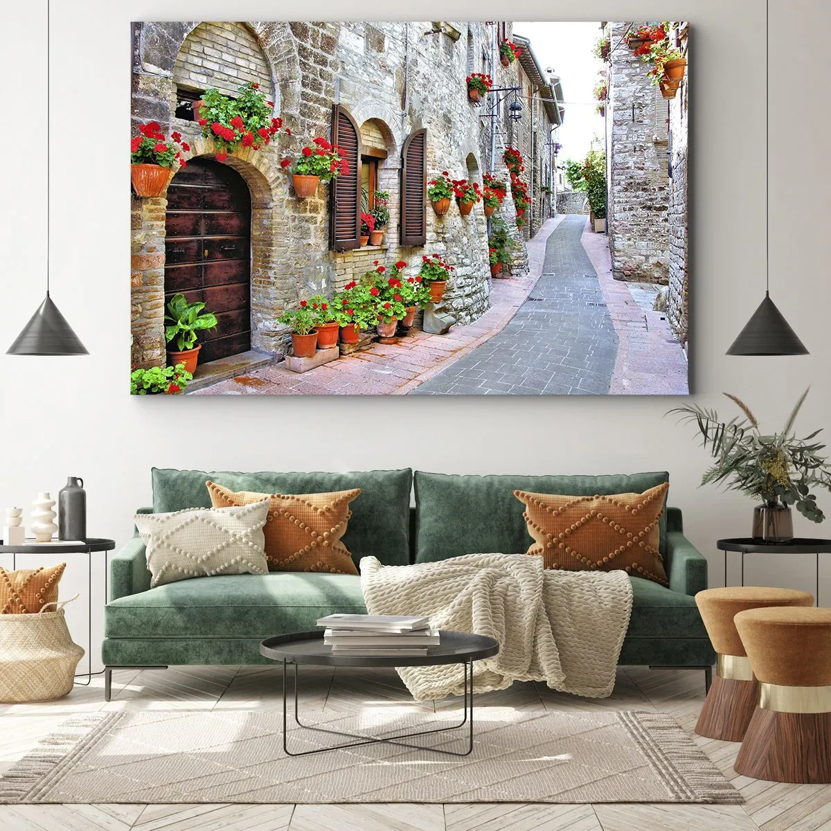 Bild auf Leinwand - Leinwandbild - Eine schmale Straße mit Steingebäuden, die mit Blumentöpfen geschmückt sind - 120x80cm - Italienische Atmosphäre - Moderne Wanddekoration für Wohnzimmer und Schlafzimmer ARTTOR