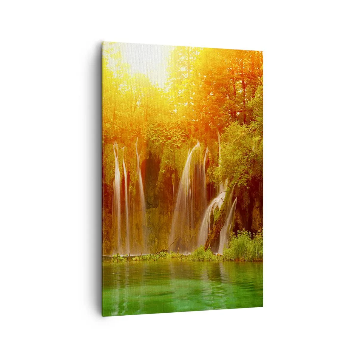 Bild auf Leinwand - Leinwandbild - Wasserfälle umgeben von Grün im Schein der untergehenden Sonne - 80x120cm - In der Sonne und im Schatten - Moderne Wanddekoration für Wohnzimmer und Schlafzimmer ARTTOR