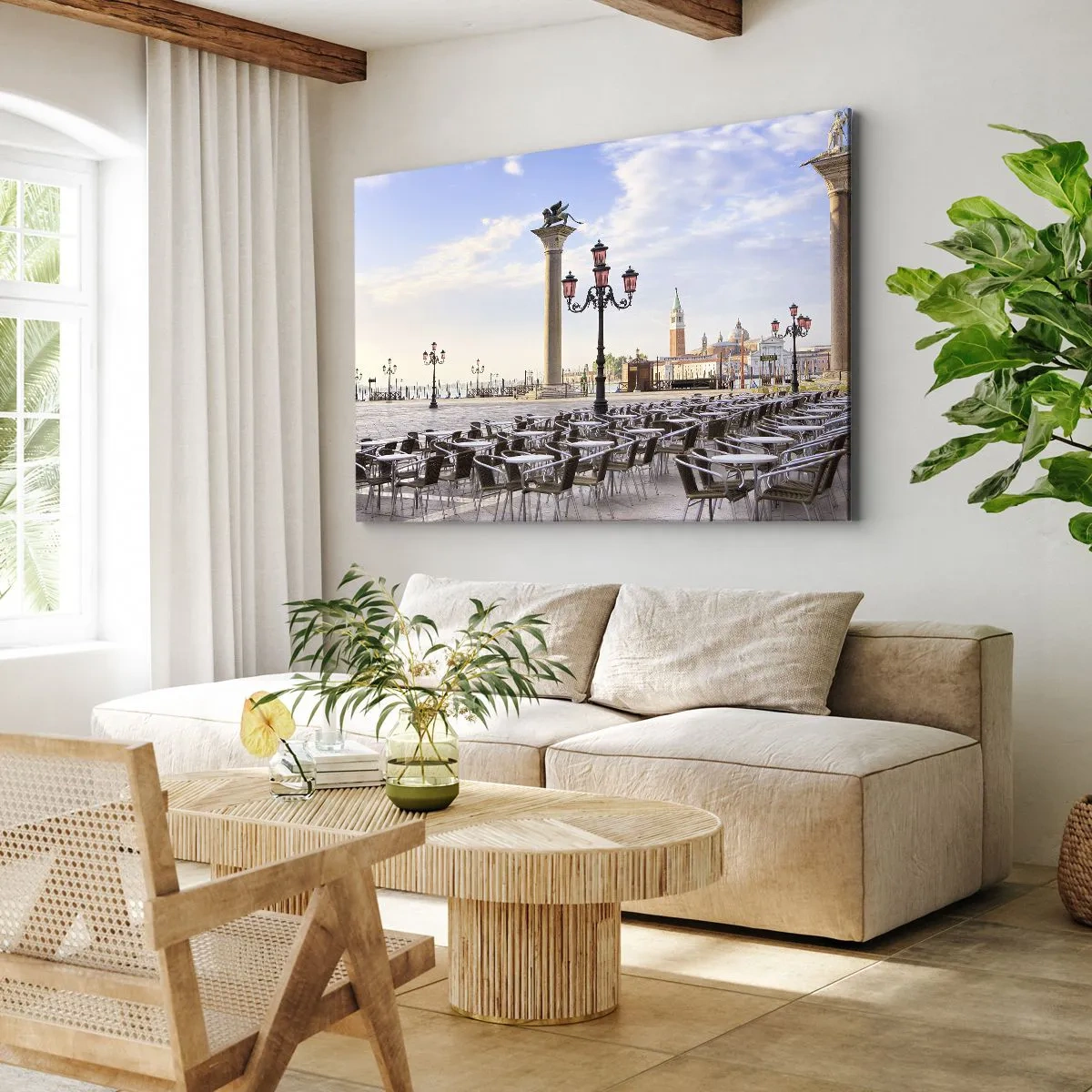 Bild auf Leinwand - Leinwandbild - Venedig, Blick auf den Platz mit Säulen und Cafétischen - 70x50cm - Wir laden Sie ein, alles ist bereit - Moderne Wanddekoration für Wohnzimmer und Schlafzimmer ARTTOR
