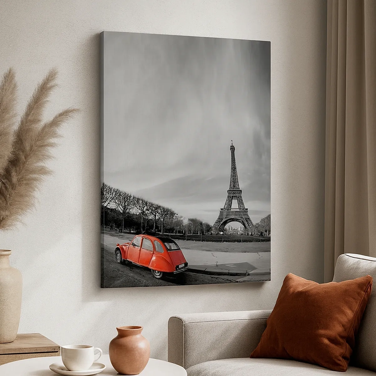 Bild auf Leinwand - Leinwandbild - Ein rotes Auto mit dem Eiffelturm im Hintergrund in einer schwarz-weißen Landschaft - 50x70cm - Pariser als Paris selbst - Moderne Wanddekoration für Wohnzimmer und Schlafzimmer ARTTOR