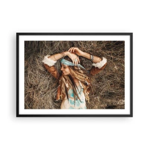 Poster in einem schwarzem Rahmen - Frau im Boho-Stil liegt auf Heu - 70x50cm - Auf dem Weg in den Sommer der Liebe - Moderne Wanddekoration für Wohnzimmer und Schlafzimmer ARTTOR