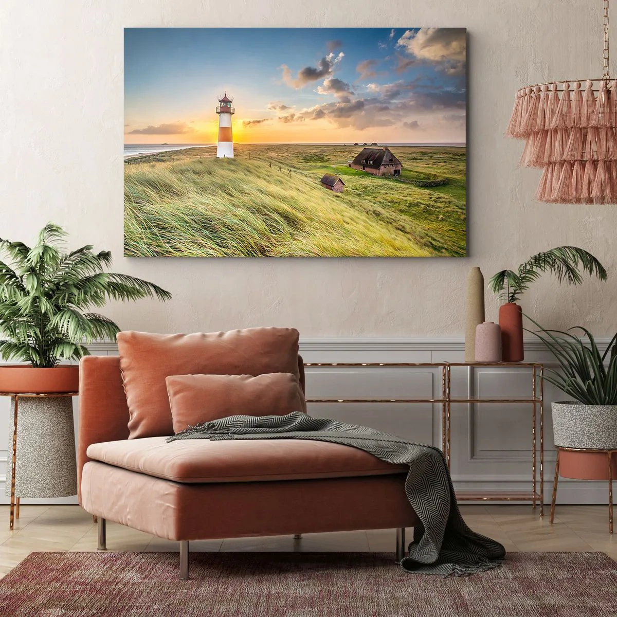 Bild auf Leinwand - Leinwandbild - Ein Leuchtturm mit Wiesen und Häusern in der Sonne im Hintergrund - 120x80cm - Zwischen den Wellen - Moderne Wanddekoration für Wohnzimmer und Schlafzimmer ARTTOR