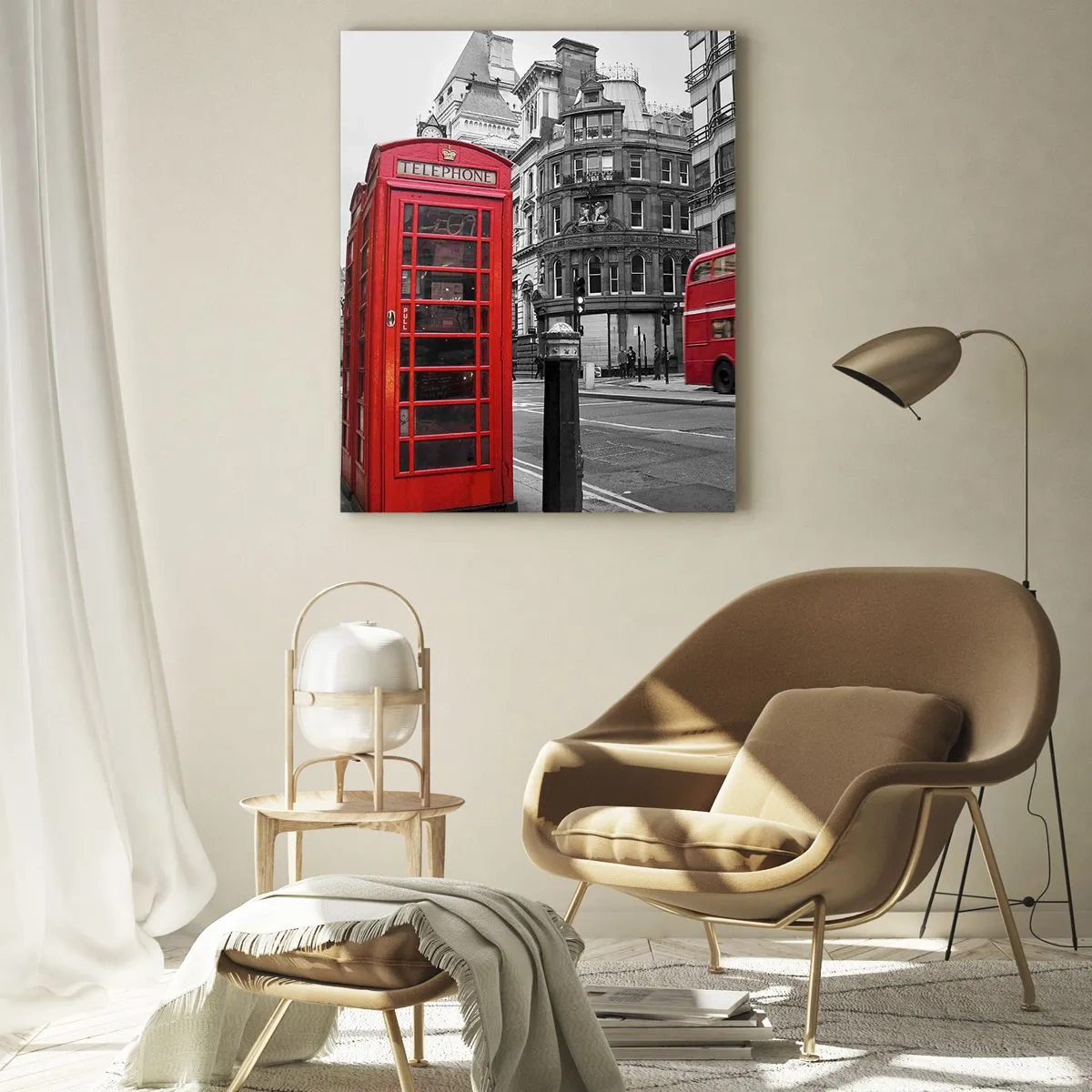Glasbild - Bild auf glas - Eine rote Telefonzelle und ein Doppeldeckerbus in London mit der Stadt im Hintergrund - 80x120cm - Das Rotste in Europa - Moderne Wanddekoration für Wohnzimmer und Schlafzimmer ARTTOR