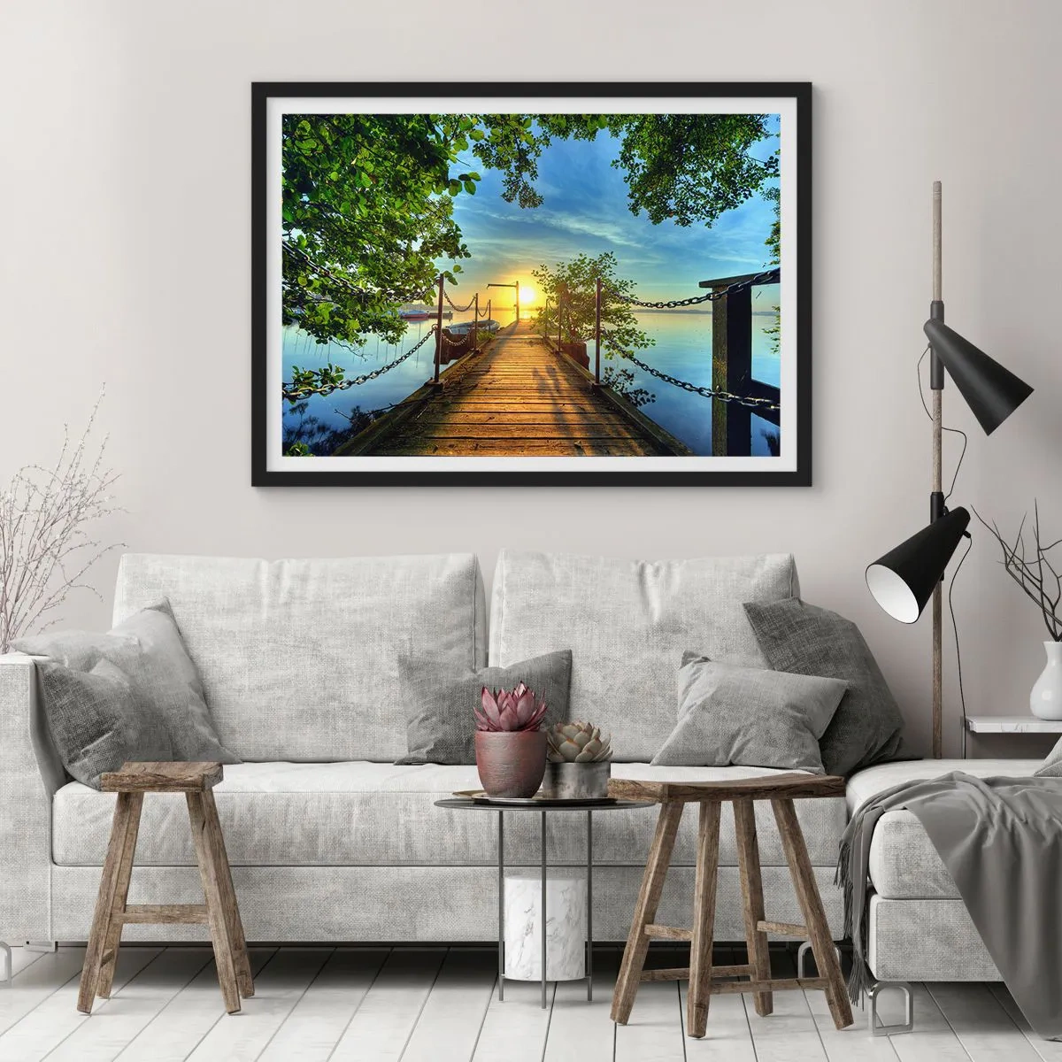 Poster in einem schwarzem Rahmen - Ein Pier über dem See in den Strahlen des Sonnenuntergangs - 70x50cm - Westen auf dem Wasser - Moderne Wanddekoration für Wohnzimmer und Schlafzimmer ARTTOR