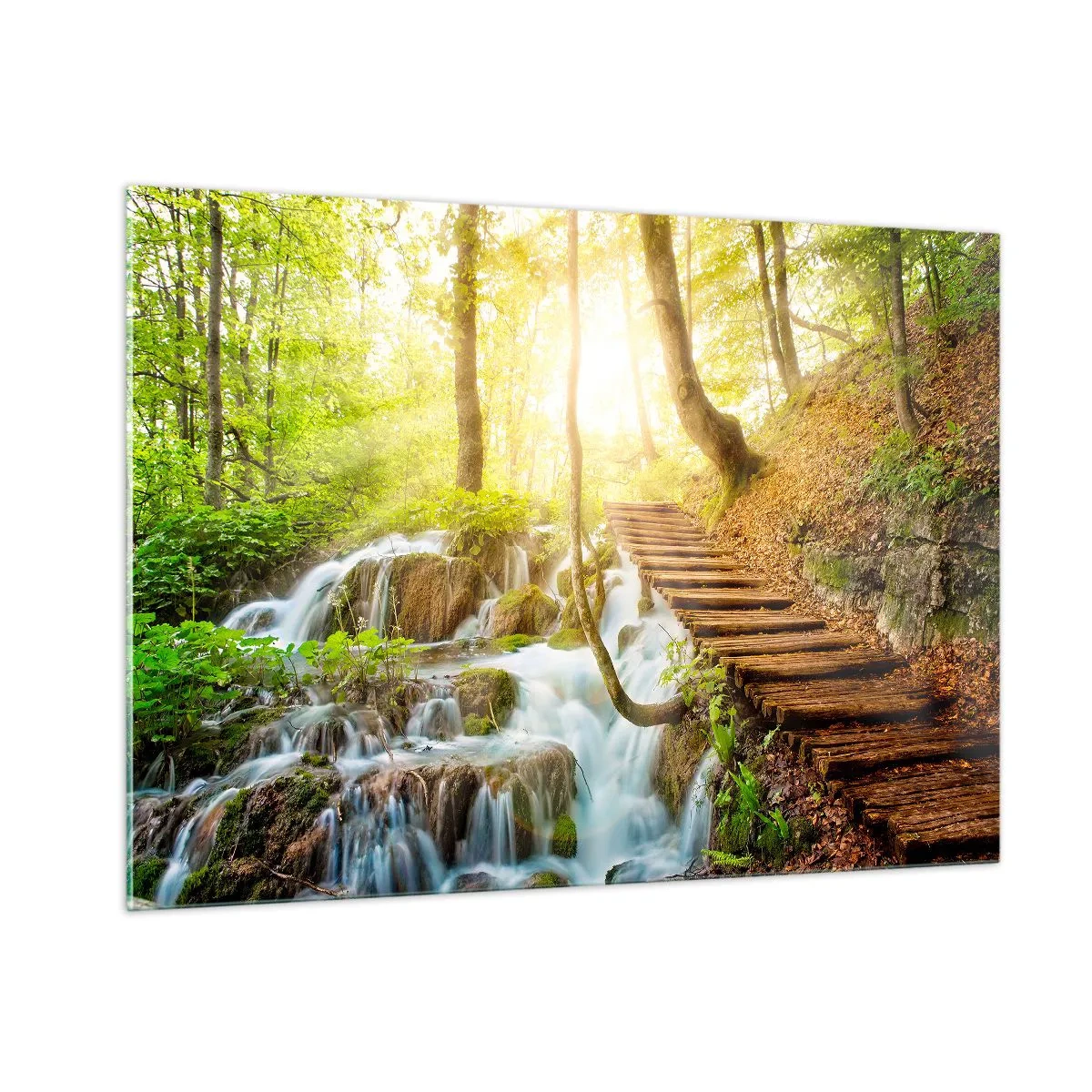 Glasbild - Bild auf glas - Ein Waldwasserfall mit einem vom Sonnenlicht beleuchteten Holzpfad - 100x70cm - Eine ersehnte Kühle - Moderne Wanddekoration für Wohnzimmer und Schlafzimmer ARTTOR