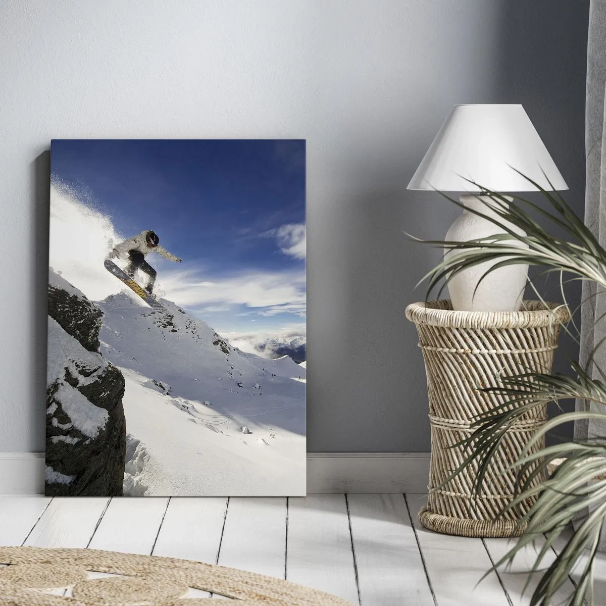 Bild auf Leinwand - Leinwandbild - Ein Snowboarder springt von einer Klippe mit schneebedeckten Bergen im Hintergrund. - 80x120cm - Freiheit ohne Grenzen - Moderne Wanddekoration für Wohnzimmer und Schlafzimmer ARTTOR