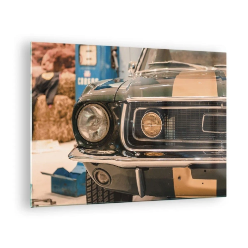 Glasbild - Bild auf glas - Nahaufnahme eines Oldtimers, Mustang, in einer Werkstatt - 70x50cm - Treffen mit einer Legende - Moderne Wanddekoration für Wohnzimmer und Schlafzimmer ARTTOR