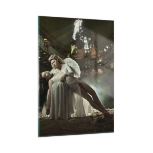 Glasbild - Bild auf glas - Eine Engelsfigur hält eine Frau in den Ruinen eines Gebäudes - 50x70cm - Der Geist des alten Theaters - Moderne Wanddekoration für Wohnzimmer und Schlafzimmer ARTTOR