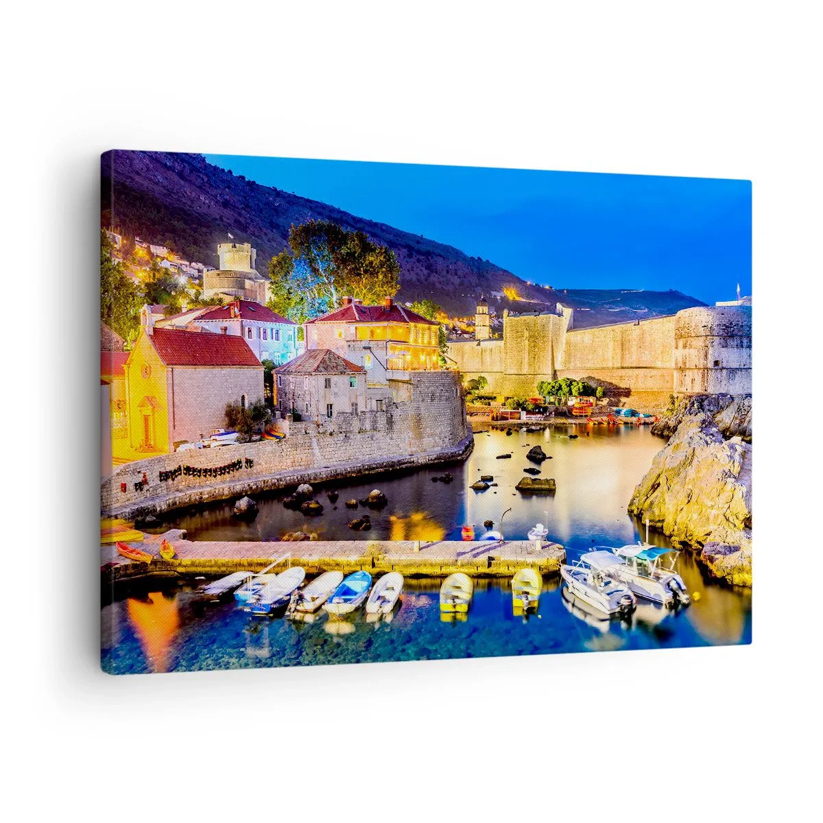 Bild auf Leinwand - Leinwandbild - Ein malerischer Hafen bei Nacht mit beleuchteten Gebäuden - 70x50cm - Beleuchtete Nacht an der Adria - Moderne Wanddekoration für Wohnzimmer und Schlafzimmer ARTTOR
