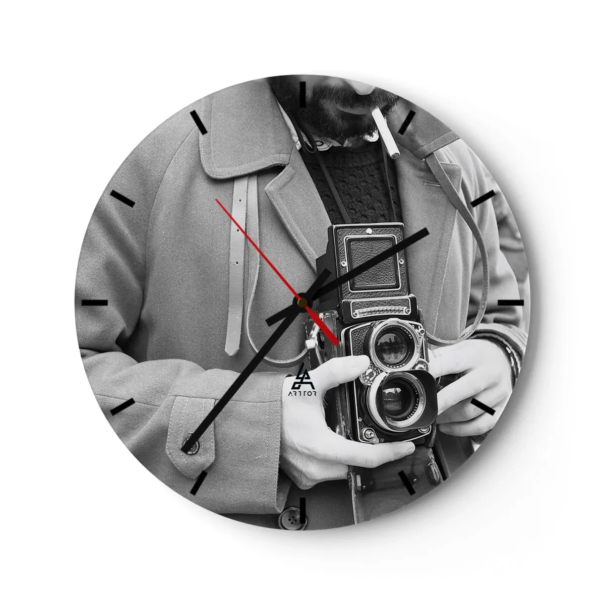 Wanduhr - Glasuhr - Mann mit einer analogen Retro-Kamera - 30x30cm - Retro-Stil - Moderne Wanddekoration für Wohnzimmer, Küche und Schlafzimmer ARTTOR