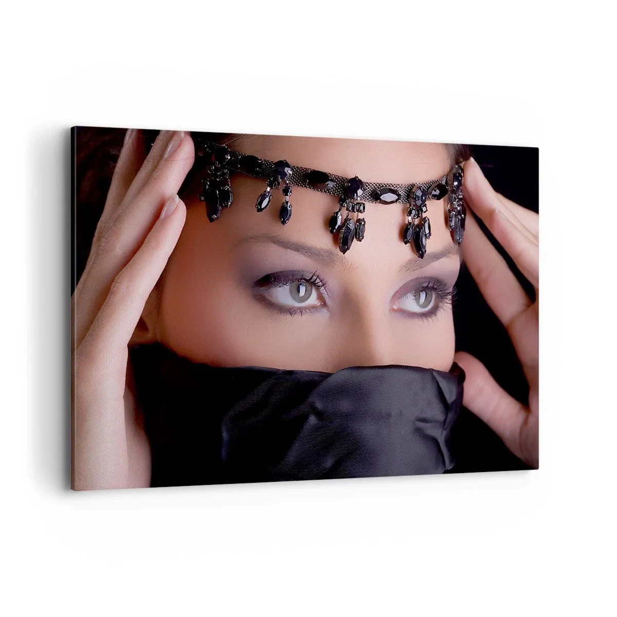 Bild auf Leinwand - Leinwandbild - Porträt einer Frau mit dekorativem Schmuck vor schwarzem Hintergrund - 120x80cm - Orientalisches verführerisches Geheimnis - Moderne Wanddekoration für Wohnzimmer und Schlafzimmer ARTTOR