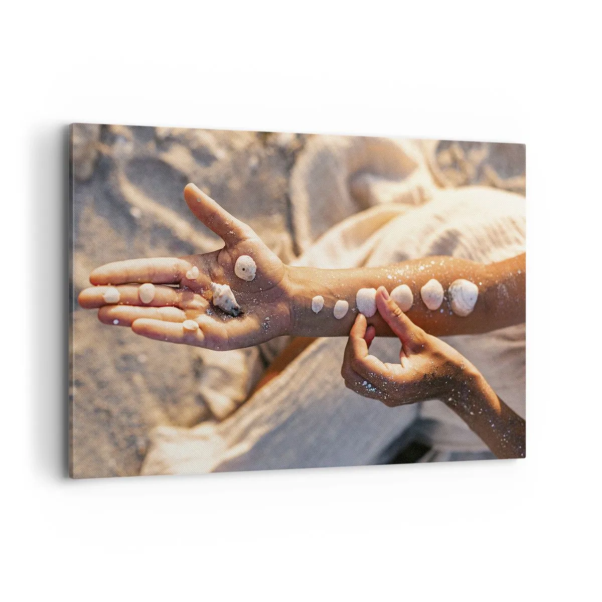 Bild auf Leinwand - Leinwandbild - Hände mit Muscheln auf dem Sandhintergrund angeordnet - 120x80cm - Schönheit an Ihren Fingerspitzen - Moderne Wanddekoration für Wohnzimmer und Schlafzimmer ARTTOR