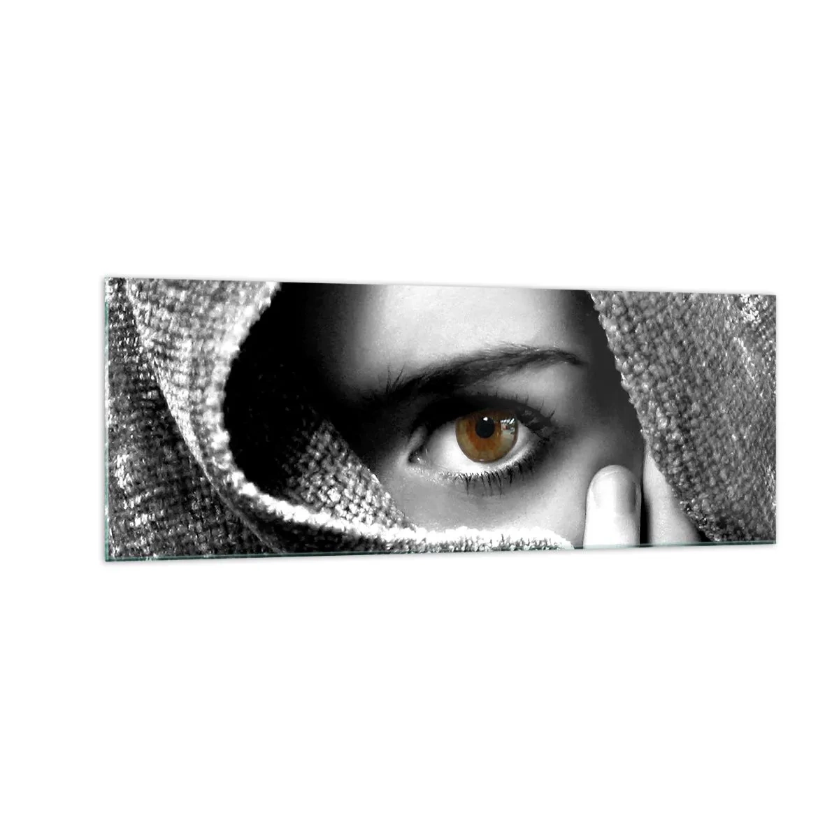 Glasbild - Bild auf glas - Porträt einer Frau mit bernsteinfarbenen Augen, bedeckt mit einem Stoff in Grautönen. - 140x50cm - Erfahre das Geheimnis - Moderne Wanddekoration für Wohnzimmer und Schlafzimmer ARTTOR