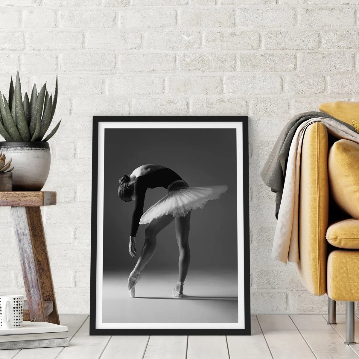 Poster in einem schwarzem Rahmen - Eine Ballerina in einer Schwarz-Weiß-Komposition in eleganter Pose - 50x70cm - Bella Ballerina - Moderne Wanddekoration für Wohnzimmer und Schlafzimmer ARTTOR
