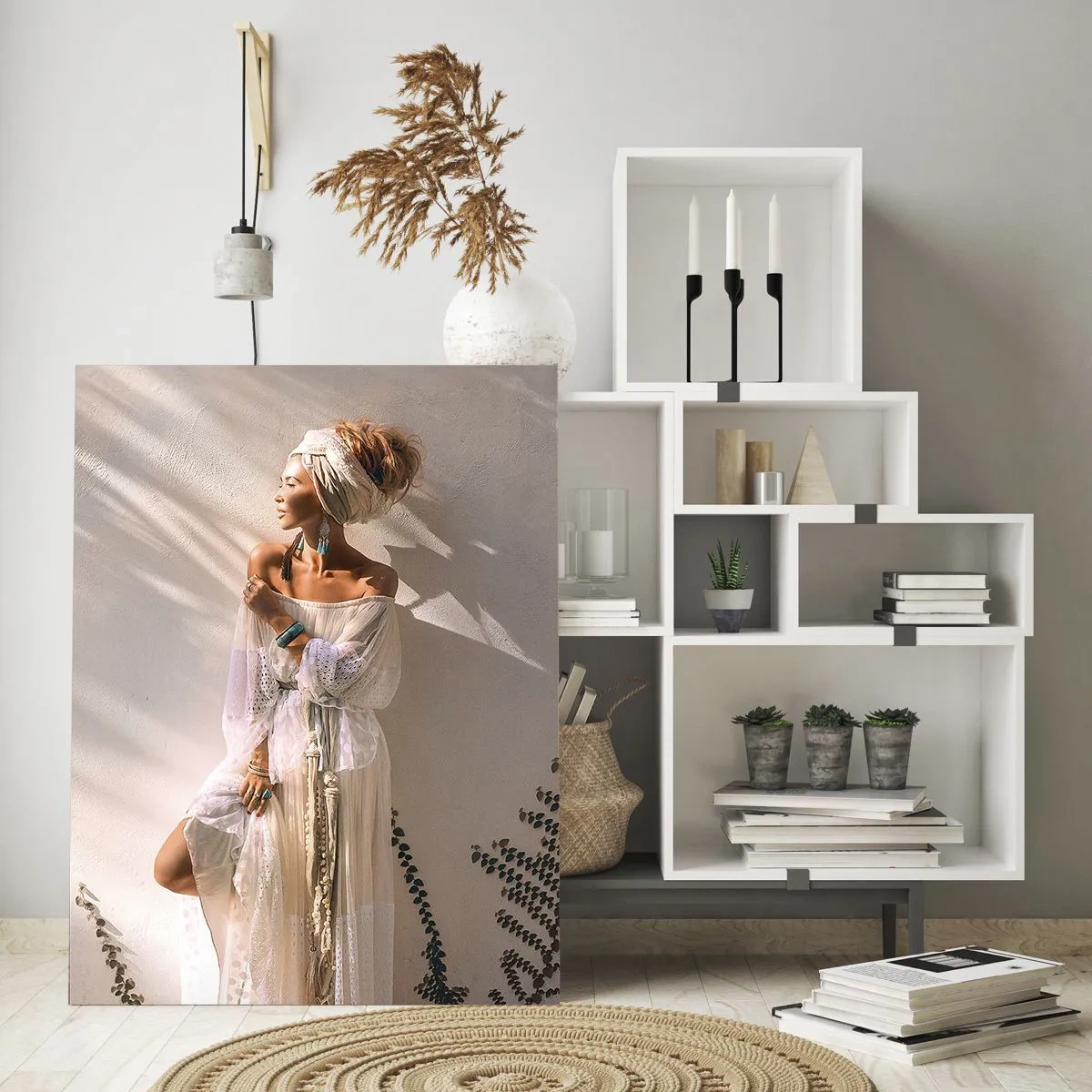 Glasbild - Bild auf glas - Eine Frau im Boho-Stil vor dem Hintergrund einer hellen Wand und Pflanzenschatten - 50x70cm - Die Sonne und das Mädchen - Moderne Wanddekoration für Wohnzimmer und Schlafzimmer ARTTOR