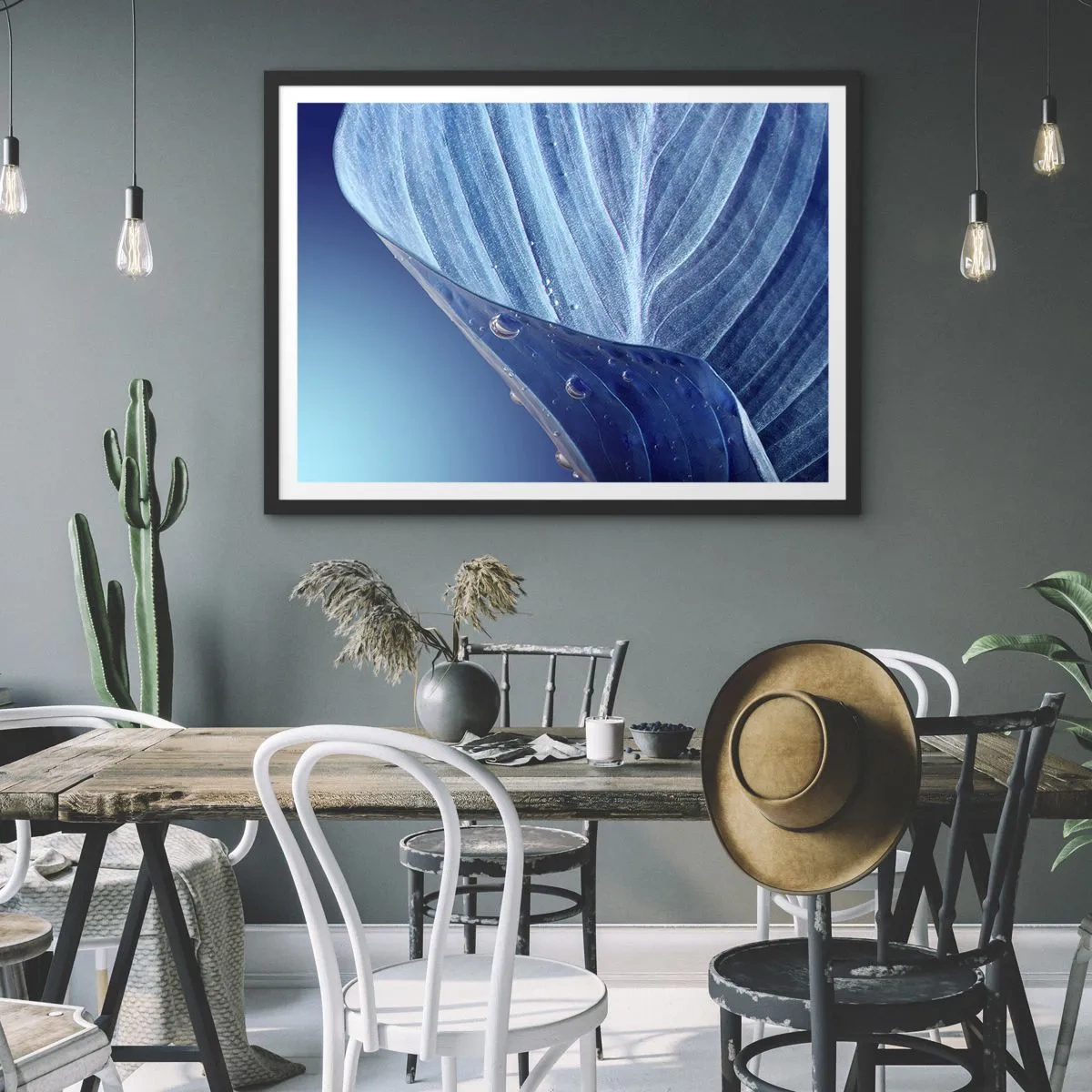 Poster in einem schwarzem Rahmen - Ein blaues Blatt mit sichtbaren Wassertropfen - 70x50cm - Versteckte Tropfen vom Blau - Moderne Wanddekoration für Wohnzimmer und Schlafzimmer ARTTOR