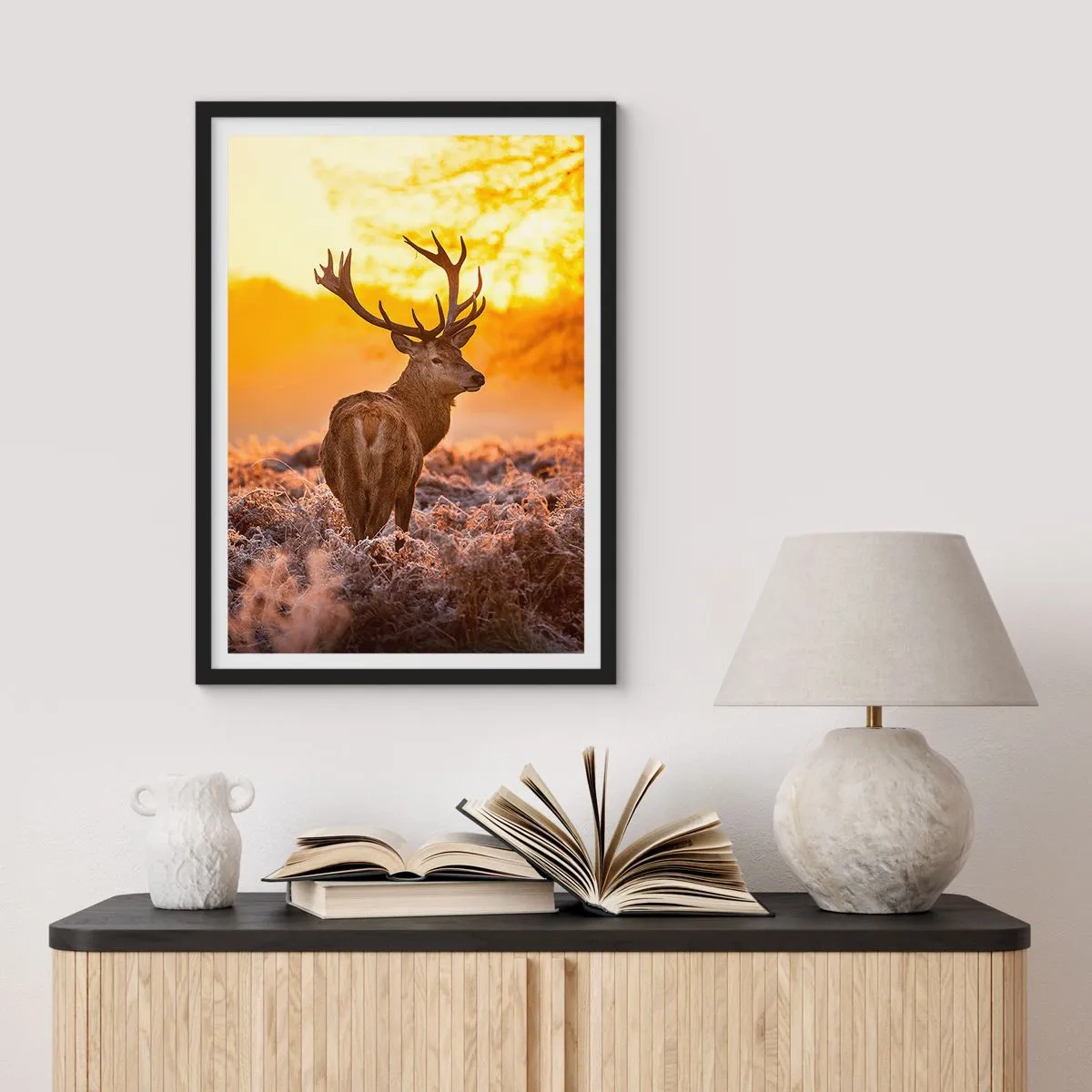 Poster in einem schwarzem Rahmen - Ein Hirsch vor dem Hintergrund eines goldenen Sonnenaufgangs - 50x70cm - König des Herbstwaldes - Moderne Wanddekoration für Wohnzimmer und Schlafzimmer ARTTOR
