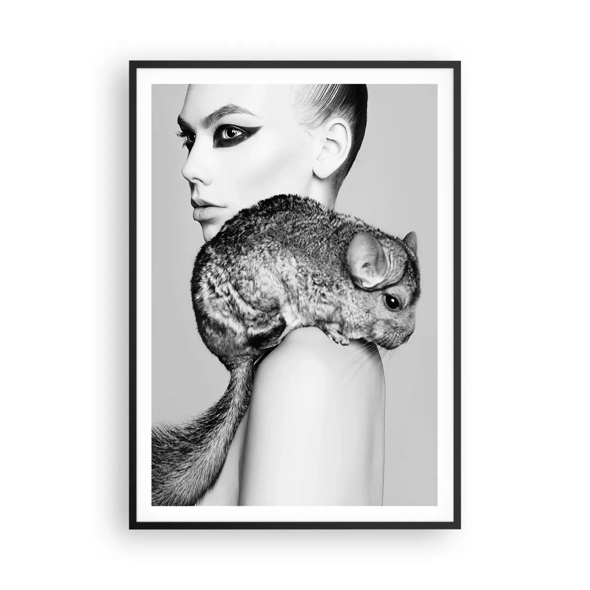 Poster in einem schwarzem Rahmen - Dame mit einem Chinchilla - 70x100 cm