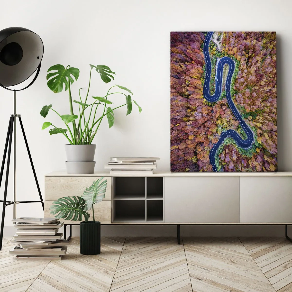 Bild auf Leinwand - Leinwandbild - Eine kurvenreiche Straße in einem herbstlichen Wald aus der Vogelperspektive gesehen - 50x70cm - Kurvenreicher Weg durch den Wald - Moderne Wanddekoration für Wohnzimmer und Schlafzimmer ARTTOR