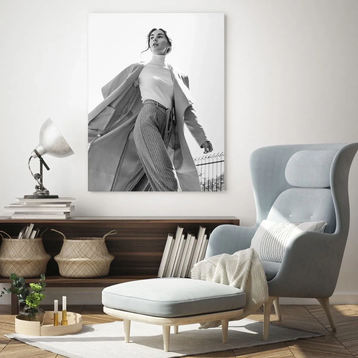 Glasbild - Bild auf glas - Stilvolle Frau im Mantel vor schwarz-weißem Architekturhintergrund - 70x100cm - Gehst du mit mir? - Moderne Wanddekoration für Wohnzimmer und Schlafzimmer ARTTOR