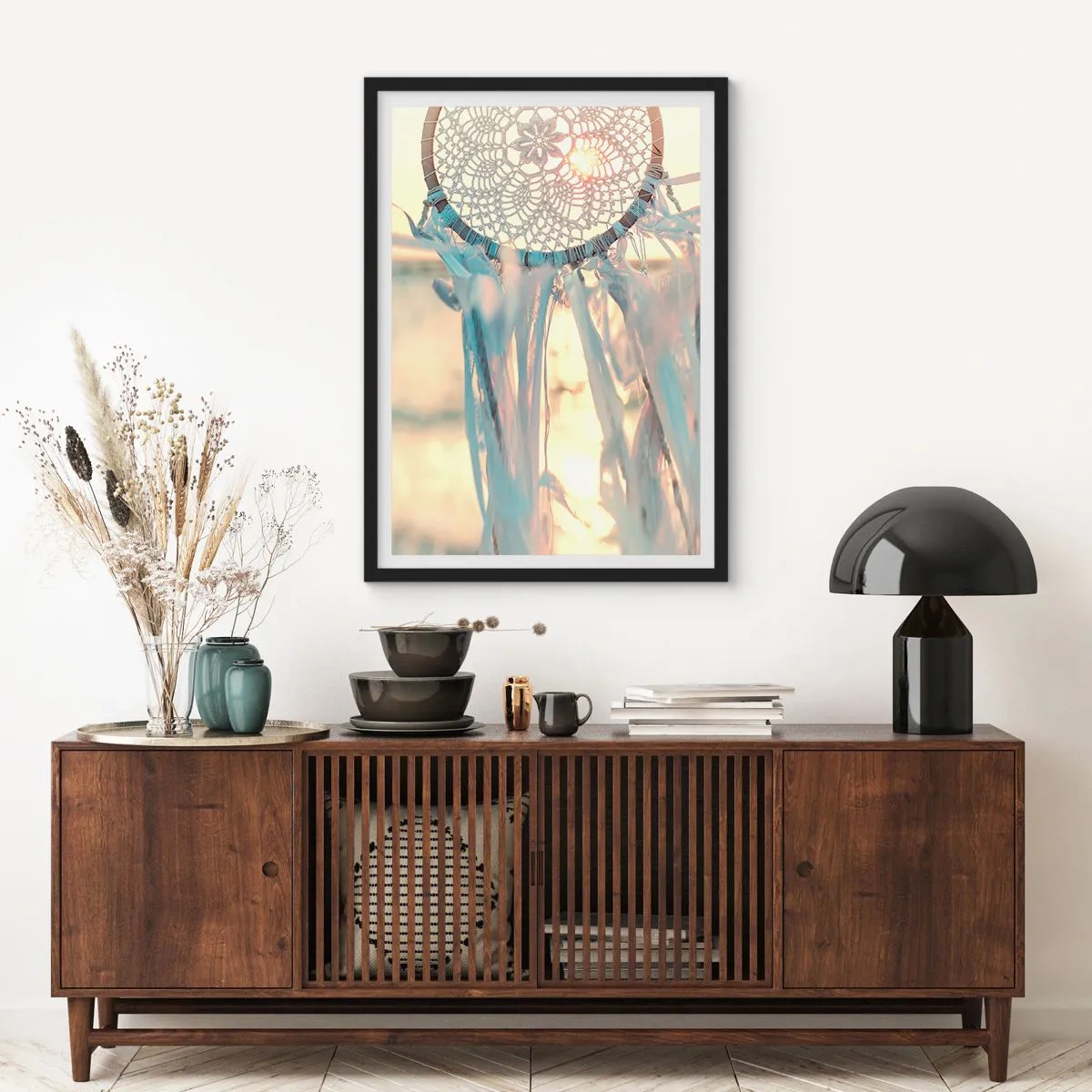 Poster in einem schwarzem Rahmen - Ein Spitzen-Traumfänger im Schein der untergehenden Sonne, mit hellem Hintergrund - 50x70cm - Totem aus Spitze - Moderne Wanddekoration für Wohnzimmer und Schlafzimmer ARTTOR