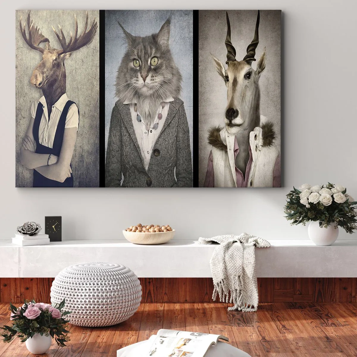 Bild auf Leinwand - Leinwandbild - Ein Triptychon mit Tierfiguren in eleganter Kleidung vor stilisiertem Hintergrund - 100x70cm - Pelze sind wieder in Mode - Moderne Wanddekoration für Wohnzimmer und Schlafzimmer ARTTOR